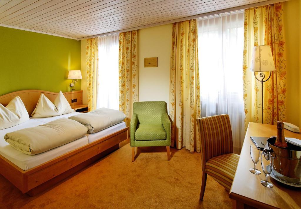Hotel La Cruna Sedrun Room photo