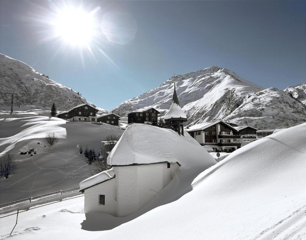 Hotel La Cruna Sedrun Exterior photo